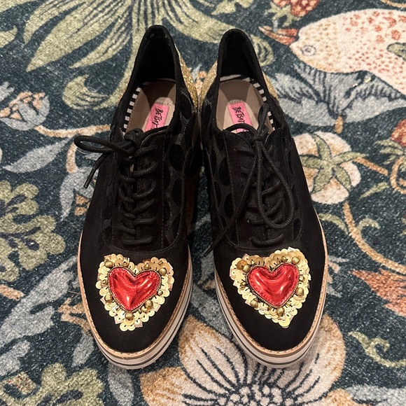 Betsey Johnson Winnie Shoes Size 7.5 Heart Flatform - Picture 1 of 6